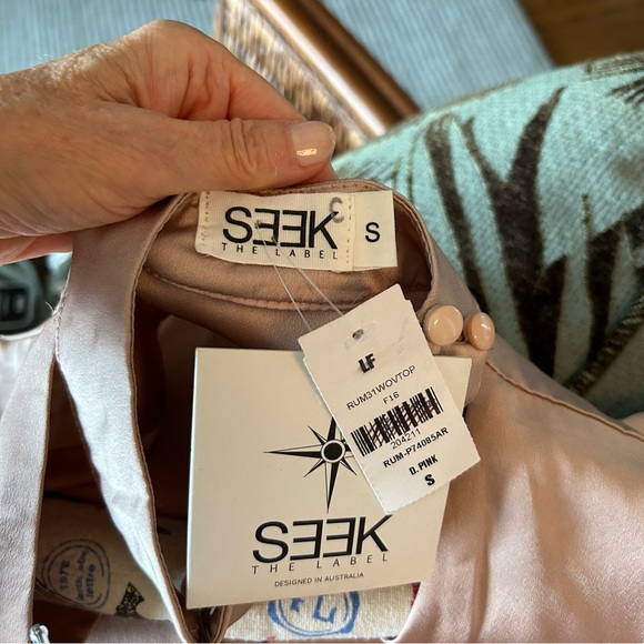 NWT SEEK BY LF
V-NECK POPOVER BLOUSE - Picture 6 of 7